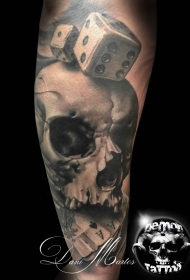 手臂壮观的设计骷髅骰子和扑克牌纹身图案