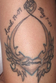 手臂灰色雀跃的心纪念纹身图案