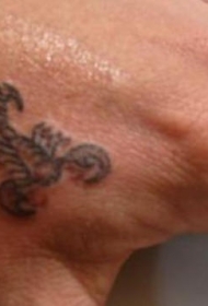 手部简约小蝎子纹身图案