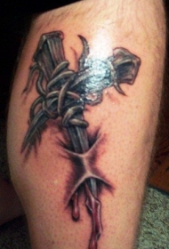 小腿刺破皮肤的十字架和铁丝网纹身图案