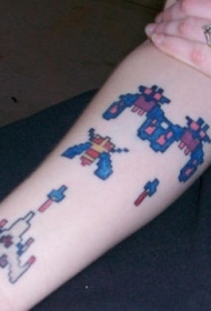 手臂蜜蜂游戏彩色纹身图案