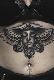 腹部黑色蝴蝶与人脸纹身图案