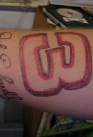 手臂红色和黑色的数字纹身图案