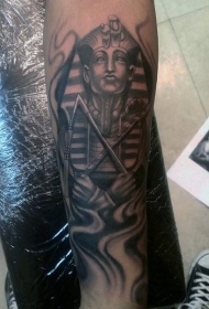 小臂古埃及法老雕像为主题的黑色纹身图案