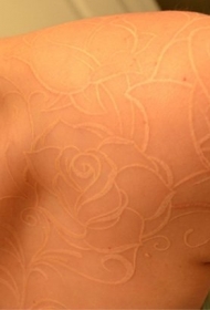 肩部白色墨水可爱的玫瑰纹身