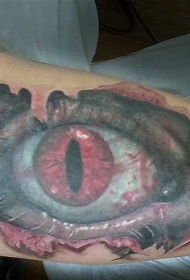 手臂皮肤撕裂风格的五彩龙眼睛纹身图案
