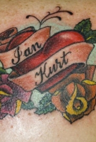 背部彩色心形花朵与英文纹身图片