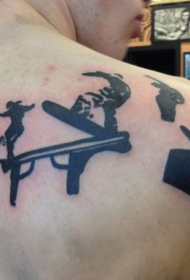 背部黑色的滑雪人像简约纹身图案