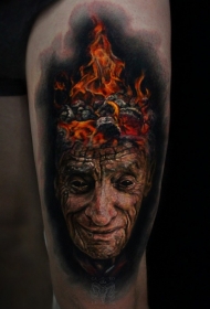腿部彩色难以置信的锰燃烧头纹身图案