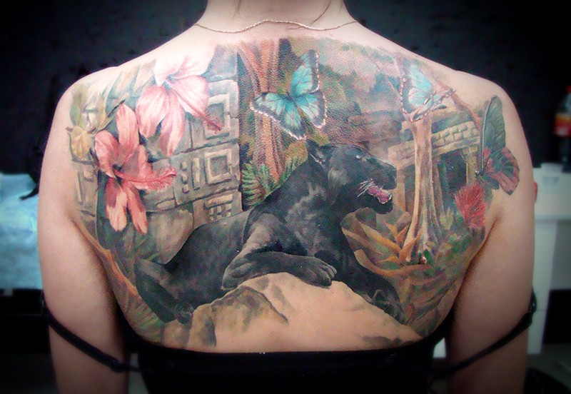 背部插画风格好看的彩色丛林黑豹蝴蝶纹身图案