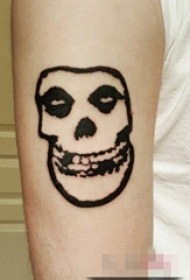 男生手臂上黑色几何元素抽象线条骷髅头纹身图片