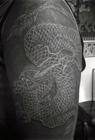 手臂精美的白色龙纹身图案