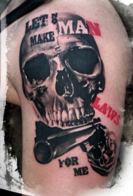 肩部骷髅手枪纹身图案