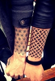 男性手臂复杂的图腾纹身图案