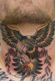 男性脖子彩色墨水老鹰纹身图案