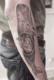 黑色线条鲸鱼和心脏纹身图案