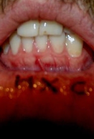 嘴唇内三个黑色的字母纹身图案