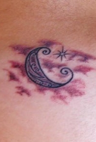 肩部彩色月亮图腾纹身图片