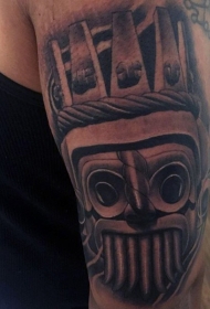 手臂黑色的部落面具纹身图案