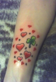 手臂彩色许多红心和三叶草纹身图案