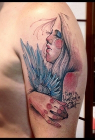 大臂彩绘女子肖像与花朵纹身图案