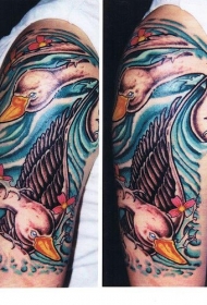 手臂彩色白天鹅湖纹身图案