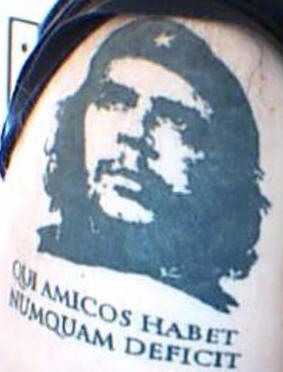 腿部黑色肖像与拉丁文纹身图案