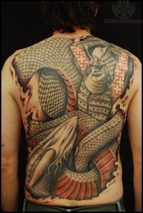背部武士与怪物蛇纹身图案