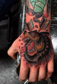 old school手臂彩色熊头与箭纹身图案
