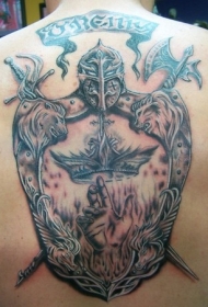 背部黑灰色的家庭徽章纹身图案