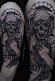 大臂雕刻风格黑色骷髅镰刀纹身图案