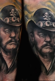 小臂牛仔男肖像彩色纹身图案