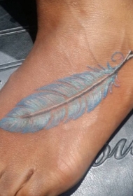 脚背上传统的白色羽毛纹身图案