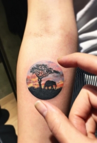 手臂小圆圈彩色大象与孤独的树纹身图案