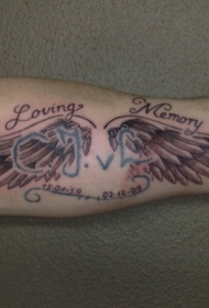 手臂记忆的翅膀和字母纹身图案