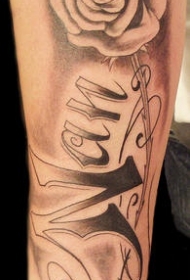 手臂棕色玫瑰花与英文纹身图案