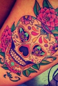 腿部鲜艳色彩骷髅与玫瑰纹身图案