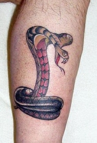 手臂彩色眼镜蛇纹身图案