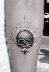 手臂黑色点刺骷髅与圆和昆虫纹身图案