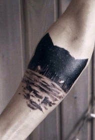 小臂黑色狼头轮廓与夜晚森林纹身图案