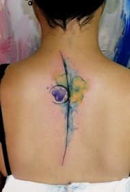 背部的优雅水墨心形四叶草纹身图案