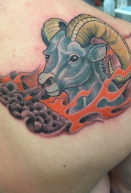背部有趣的卡通彩色山羊纹身图案