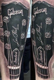 手绘非常逼真的黑白吉他手臂纹身图案