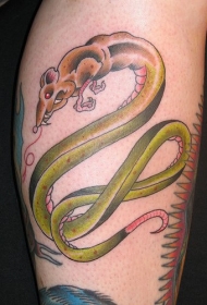 腿部彩色蛇吃老鼠纹身图案