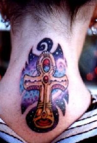 脖子彩色宇宙中的黄金十字章纹身图案