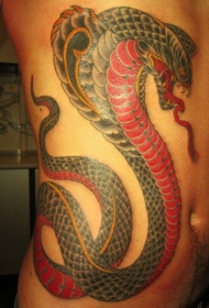侧肋巨大多彩的眼镜蛇纹身图案