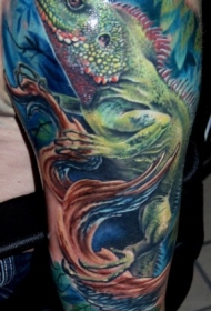 肩部彩色逼真的蜥蜴纹身图案