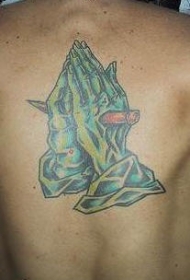 背部彩色僵尸祈祷手纹身图案