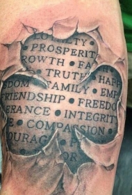 爱尔兰三叶草与皮肤破裂纹身图案