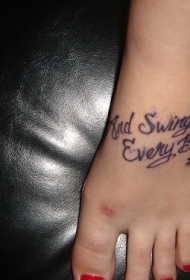 脚背花体英文字母纹身图案